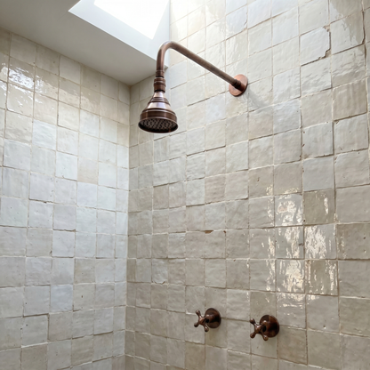 Système de douche en cuivre antique avec pomme de douche ronde réglable, bras droit et poignées croisillons