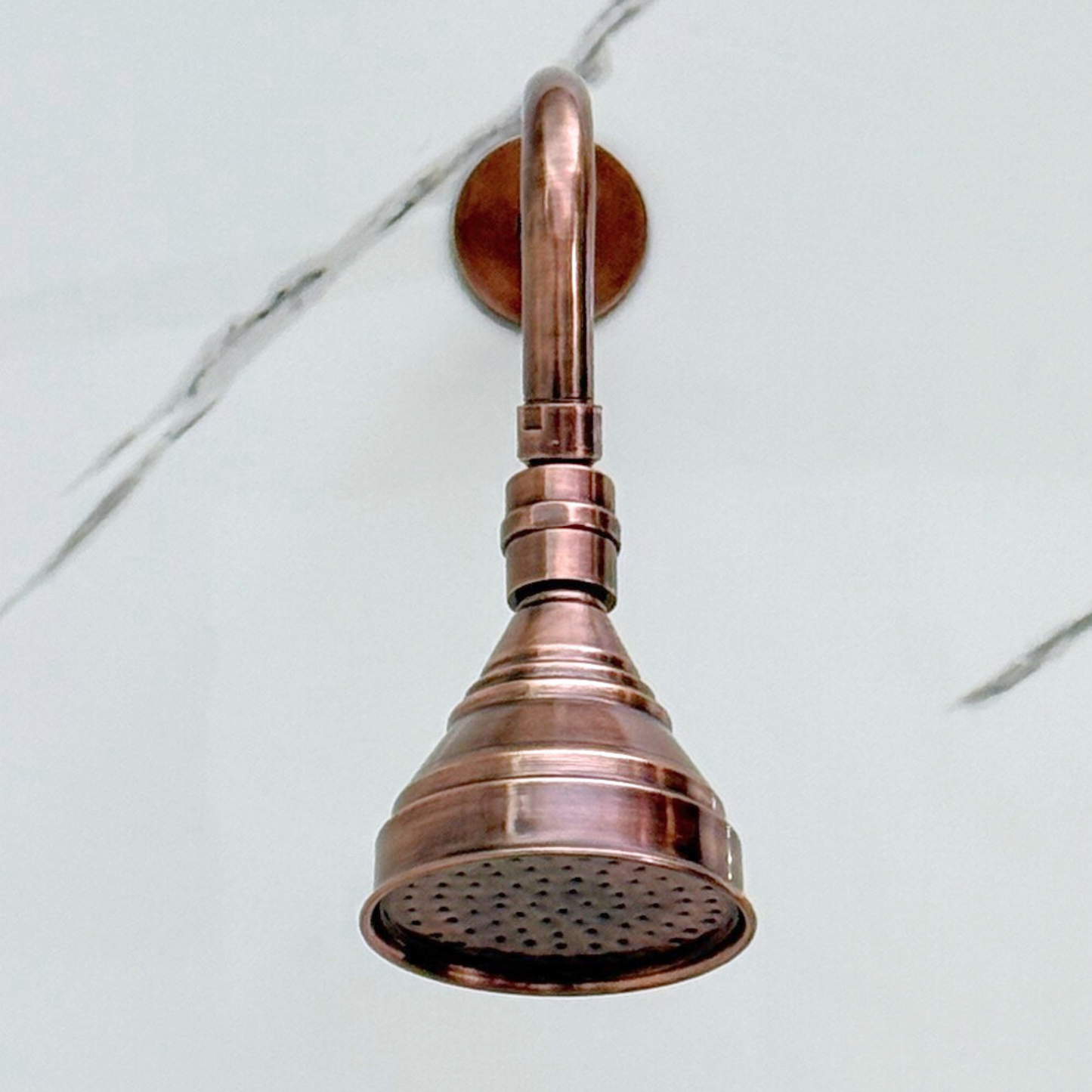 Système de douche en cuivre antique avec pomme de douche ronde réglable, bras droit et poignées croisillons