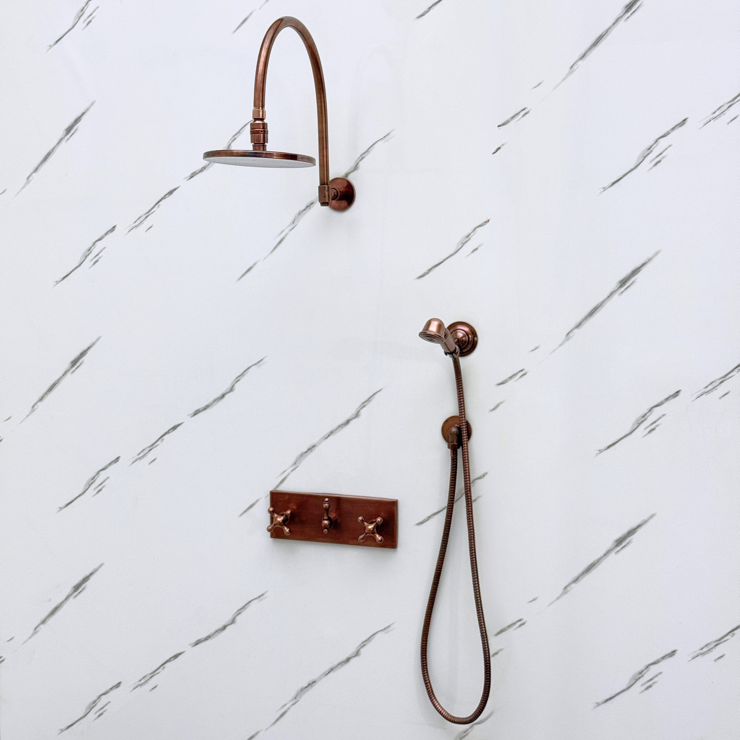 Système de douche en cuivre antique avec pomme de douche à effet pluie plate et ronde réglable, douchette, plaque centrale en cuivre et poignées croisées
