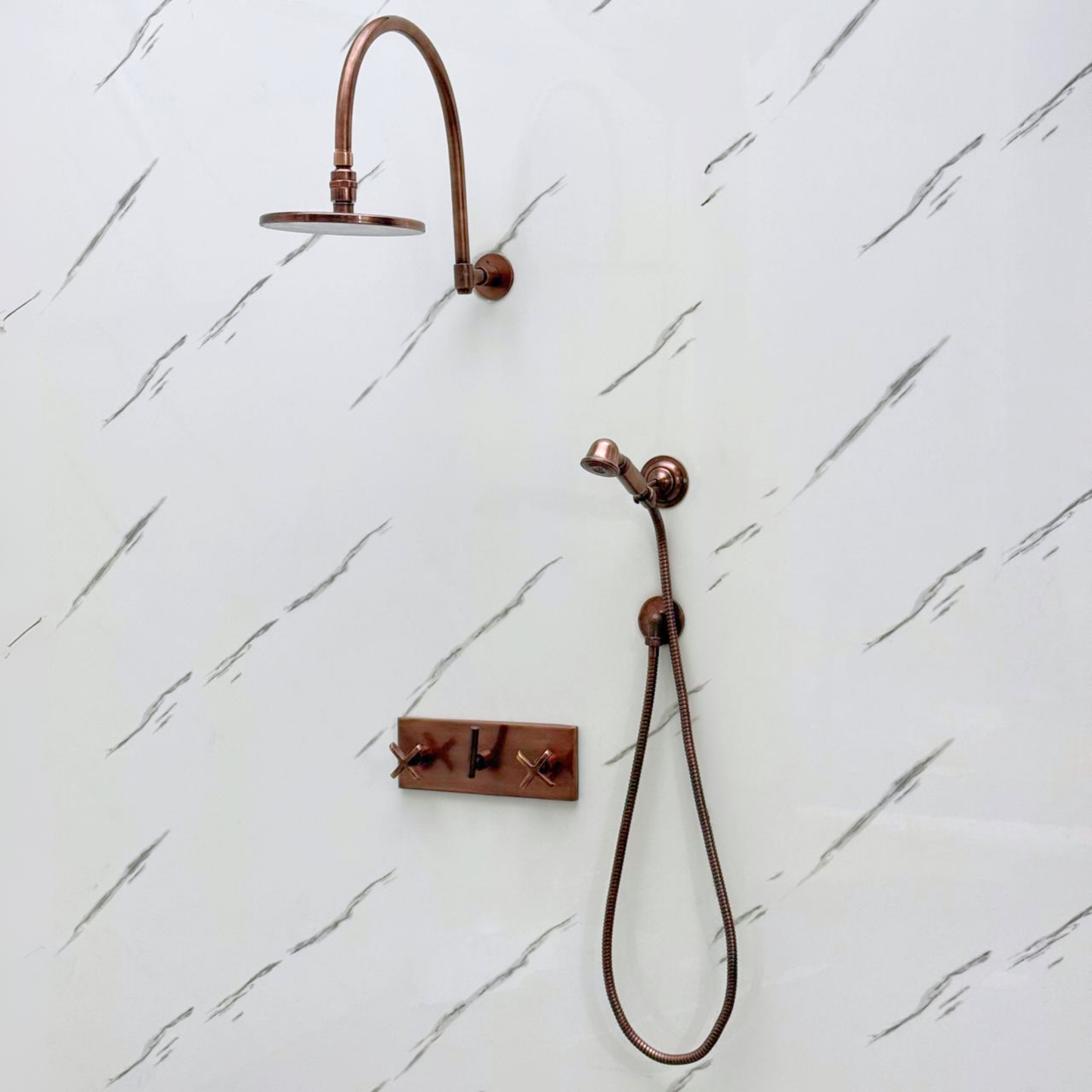 Système de douche en cuivre antique avec pomme de douche à effet pluie plate et ronde réglable, douchette, plaque centrale en cuivre et poignées croisées