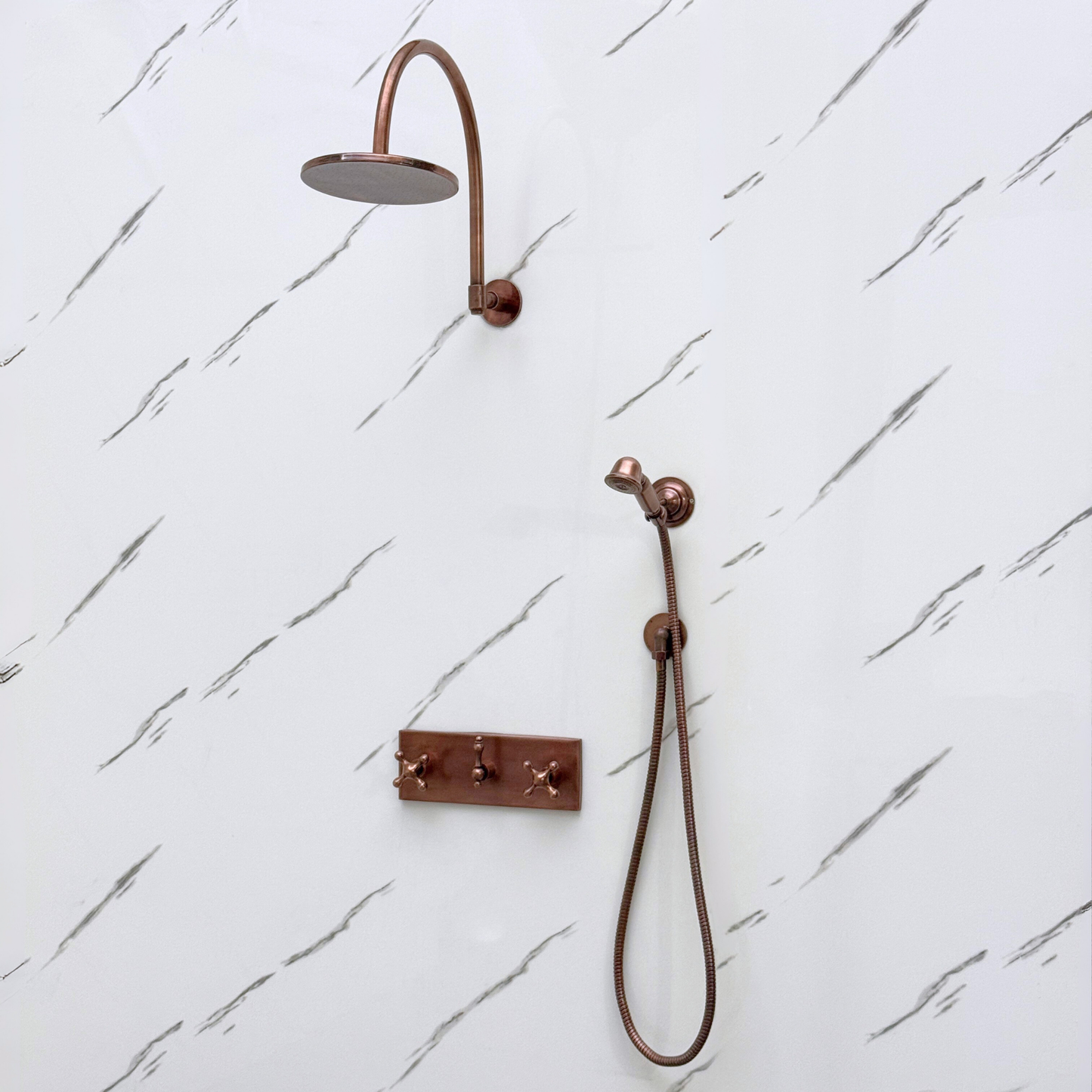 Système de douche en cuivre antique avec pomme de douche à effet pluie plate et ronde réglable, douchette, plaque centrale en cuivre et poignées croisées