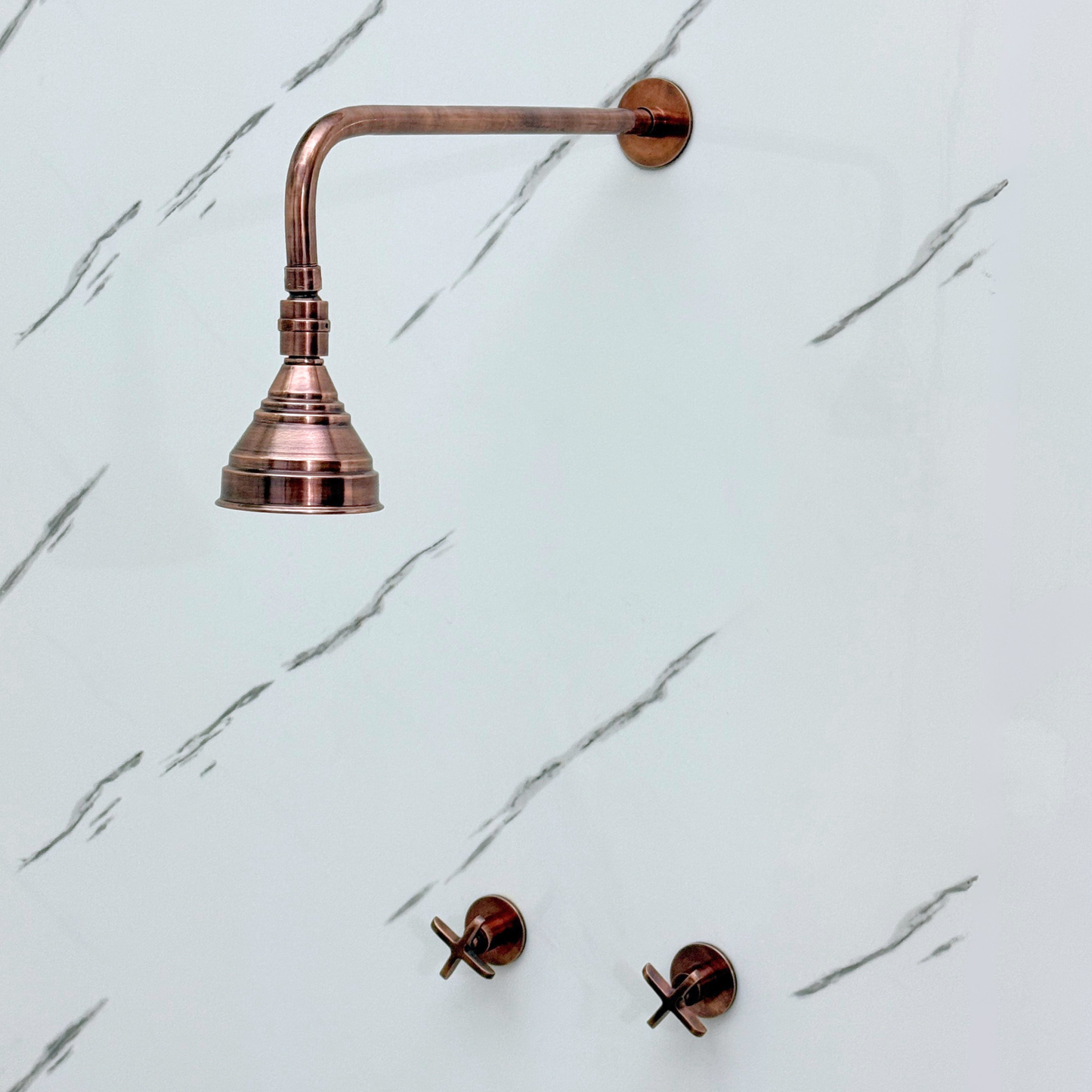 Système de douche en cuivre antique avec pomme de douche ronde réglable, bras droit et poignées croisillons
