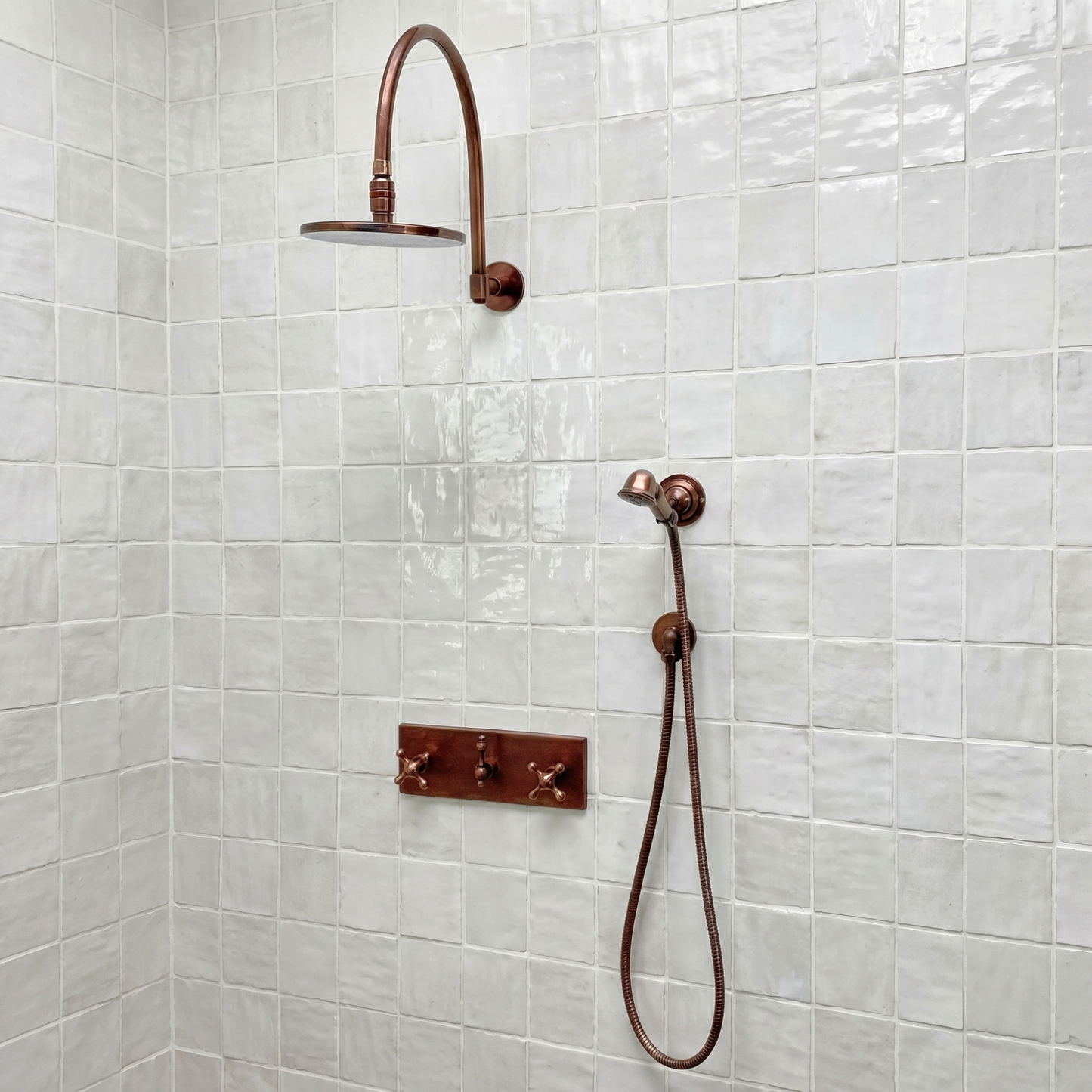Système de douche en cuivre antique avec pomme de douche à effet pluie plate et ronde réglable, douchette, plaque centrale en cuivre et poignées croisées