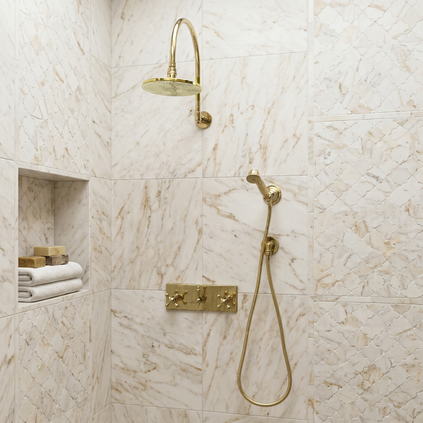 Système de douche en laiton non verni avec pomme de douche ronde plate réglable, douchette à main, plaque centrale en laiton et poignées en croix