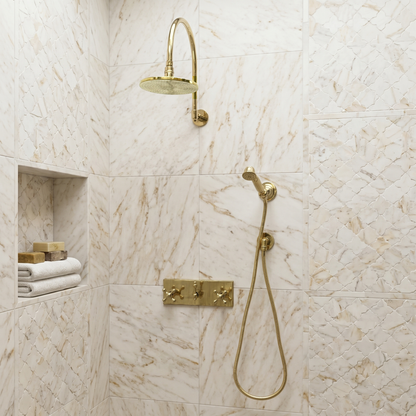 Système de douche en laiton non verni avec pomme de douche ronde plate réglable, douchette à main, plaque centrale en laiton et poignées en croix
