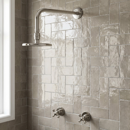 Système de douche en nickel poli avec pommeau de douche plat rond réglable, bras droit et poignées en croix