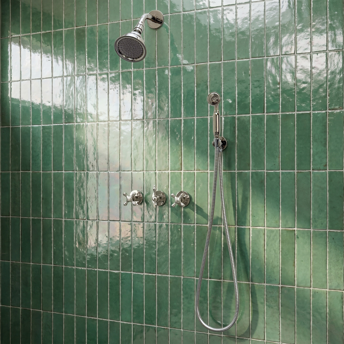 Système de douche en nickel poli avec pomme de douche pluie ronde réglable, douchette à main et poignées en croix