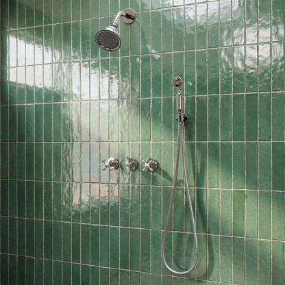 Système de douche en nickel poli avec pomme de douche pluie ronde réglable, douchette à main et poignées en croix