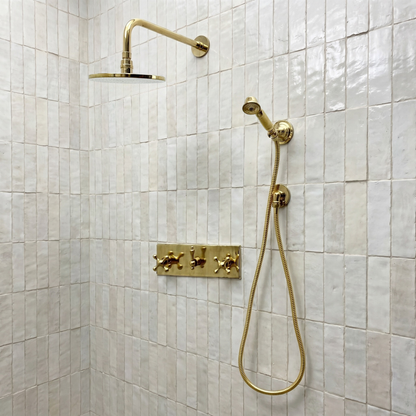 Système de douche en laiton non verni avec pomme de douche ronde plate, pomme de douche réglable, douchette à main, plaque centrale en laiton et poignées croisillon