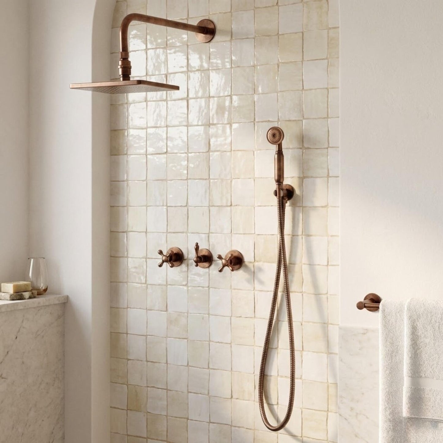 Système de douche en cuivre antique avec pomme de douche pluie carrée plate réglable, douchette à main et poignées croisées